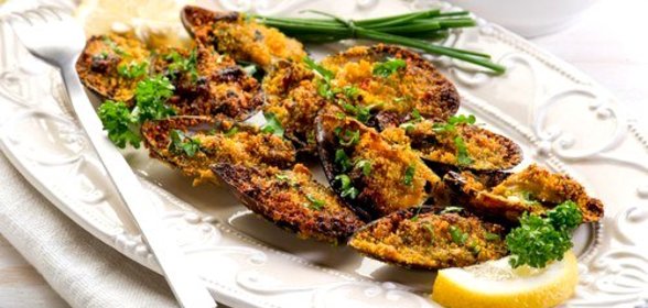 Мидии под корочкой из трав, панчетты и сухарей