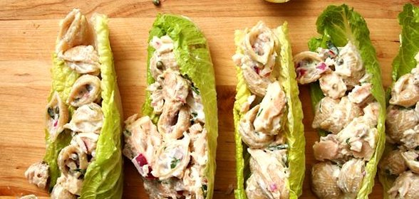 Салат с пастой и лососем