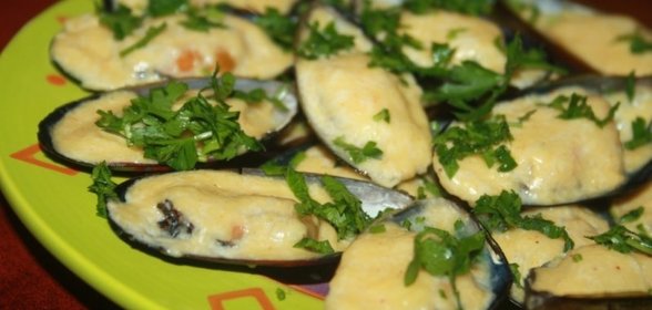 Запеченные мидии с сыром и чесноком
