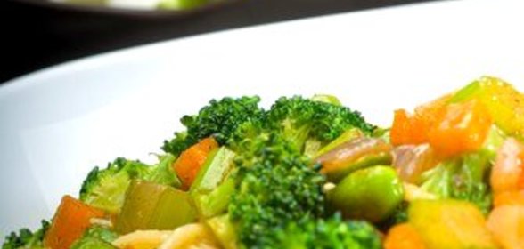Салат из удона с огурцами, брокколи и горохом