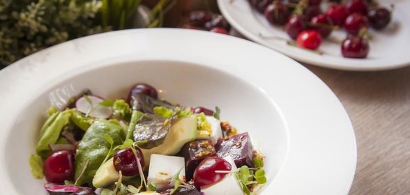 Салат из печеной свеклы с инжиром и овечьим сыром