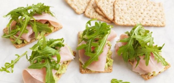 Крекеры с авокадо, ветчиной и рукколой