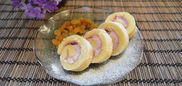 Бисквитные мини-рулеты с сливочно-клубничной начинкой