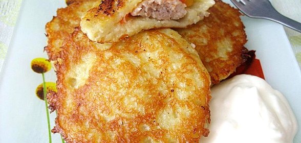 Драники с мясом и помидором