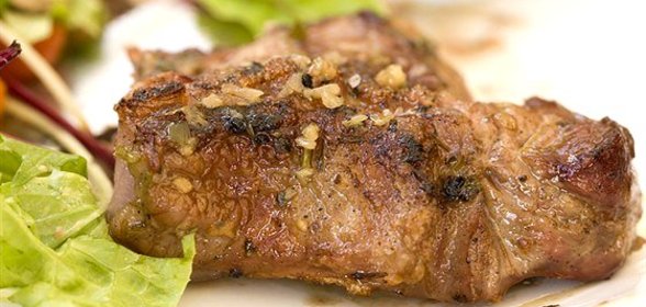 Говяжьи стейки с лимонным соком и травами