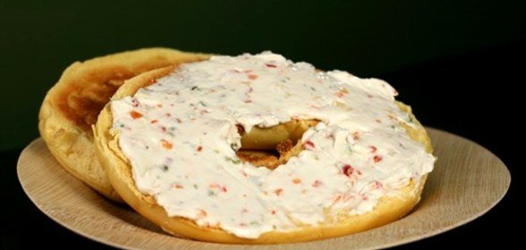 Паштет из копченого лосося с поджаренными ржаными багелями