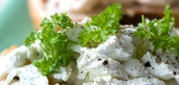 Хрустящий французский багет с паштетом из яиц, чили, петрушки и карри