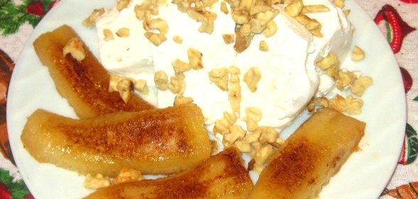 Мороженое с грецкими орехами и карамельными бананами