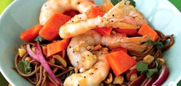 Салат с папайей, креветками и лапшой
