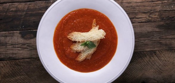 Крем-суп из печеных помидоров с теплым кусочком хлеба и пекорино