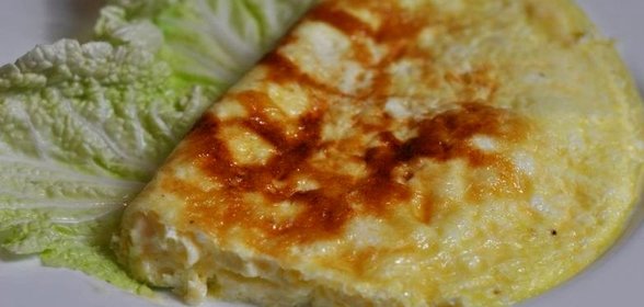 Омлет с сыром на сковороде