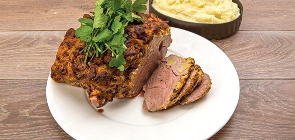 Баранья нога, запеченная в панировке из горчицы и ароматных трав, с картофельным пюре