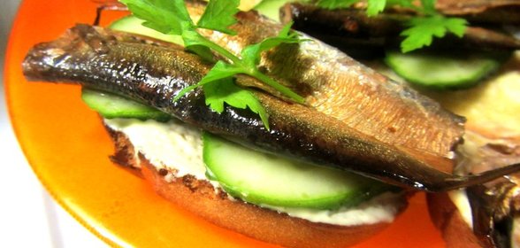 Бутерброды со шпротами и огурцом