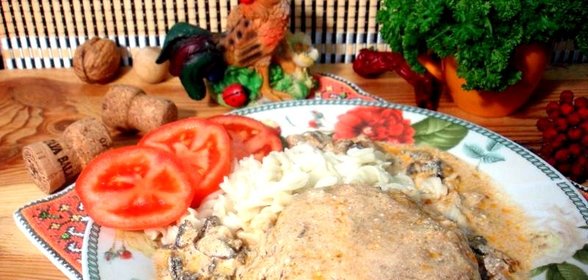 Биточки с картофелем под грибной подливой