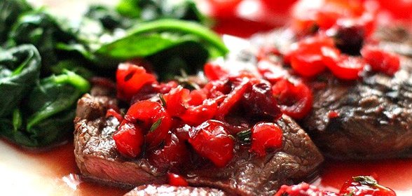 Стейк из вырезки с вишневым соусом