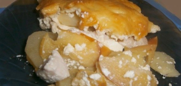 Курица запеченная с яблоками и картошкой