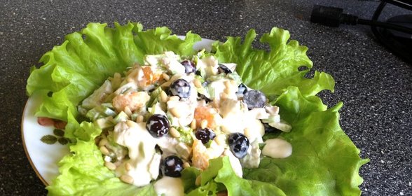 Куриный салат с авокадо и виноградом