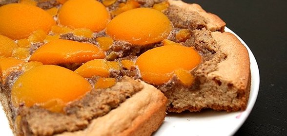 Пирог с грецкими орехами и абрикосами