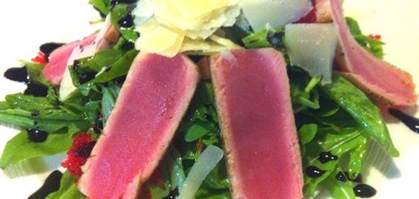 Салат из рукколы и тунца