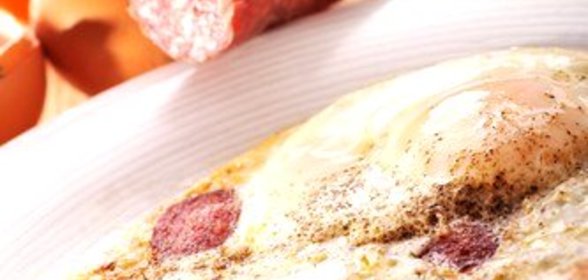 Яичница-глазунья с колбасой