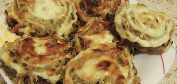 Стожки с фаршем, грибами и тертым картофелем