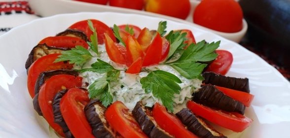 Закуска из баклажан и помидоров со сметанной заправкой