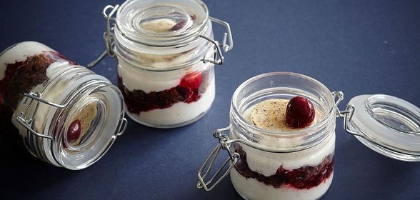 Черный лес с шоколадным брауни, взбитыми сливками, компотом «вишня-чили» и ванильным крем-брюле