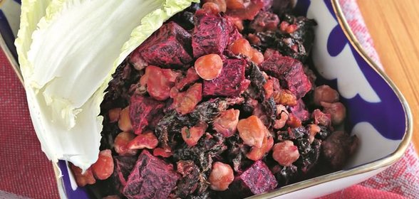 Салат из нута со свеклой и черносливом