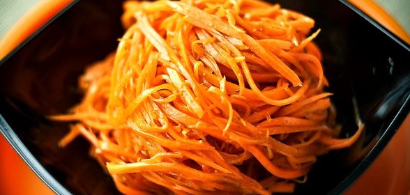 Салат из свежей моркови с кальмарами