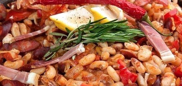 Фасоль в деревенском стиле с колбасками и овощами