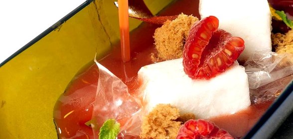 Малиновый суп с конфетами из йогурта