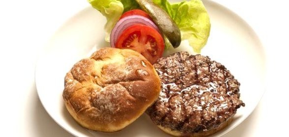 Подкопченые гамбургеры с сыром и беконом на гриле