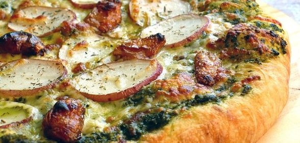 Быстрая пицца с картофелем и соусом песто