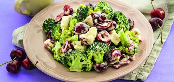 Салат из брокколи с черешней