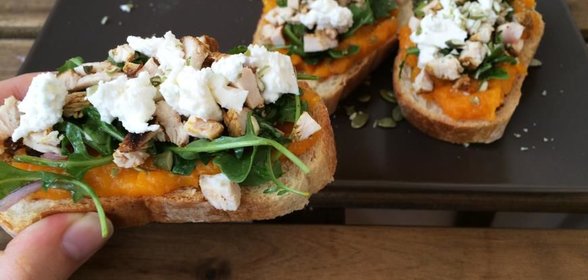 Брускетта с тыквой и индейкой