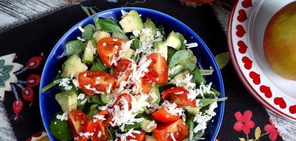 Салат с авокадо помидорами черри и сыром