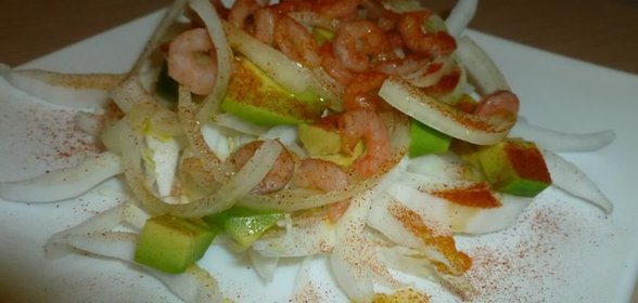 Салат с креветками, авокадо и пекинской капустой