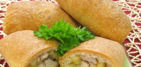 Слоеные пирожки с курицей