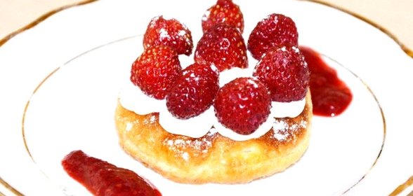 Слоенные пирожные с клубникой