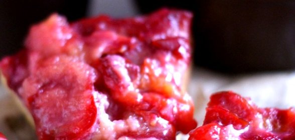 Шарлотка «по-осеннему» со сливами