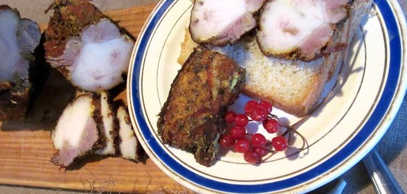 Свиная грудинка в луковой шелухе