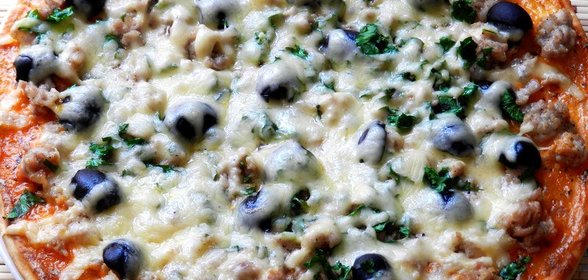 Пицца с мясом и зеленью