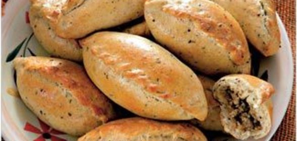 Пирожки из пряного теста с мясом