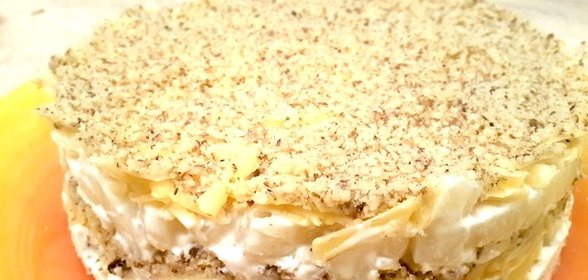 Салат с курицей, ананасами и грецкими орехами