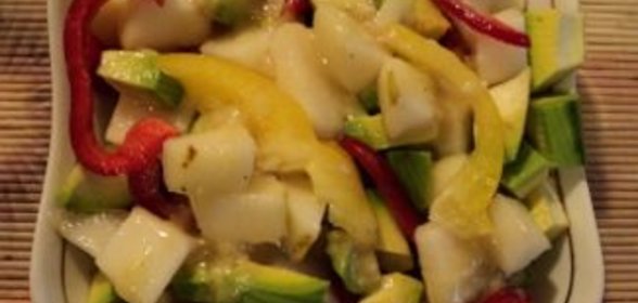 Пестрый салат с грушами и авокадо