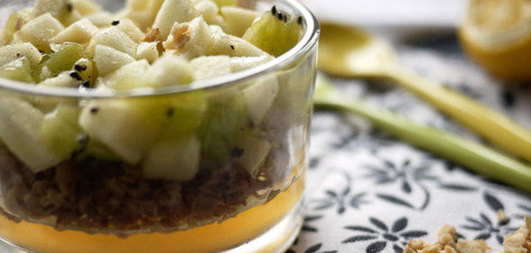 Фруктовый десерт с гранолой