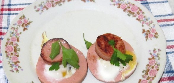 Жареная колбаса с перепелиными яйцами и грибами