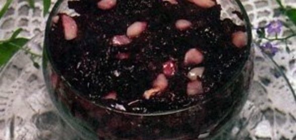 Салат из свеклы с черной смородиной