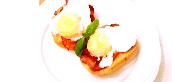 Тосты с беконом и яйцами пашот