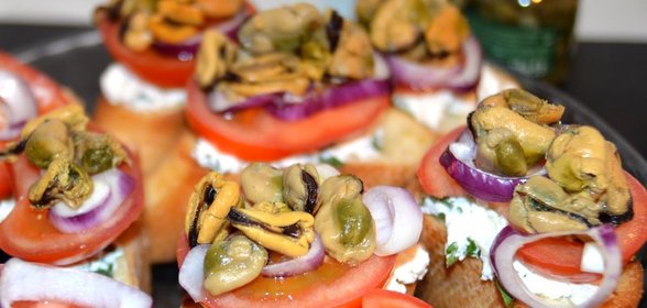 Брускетта с помидорами и мидиями